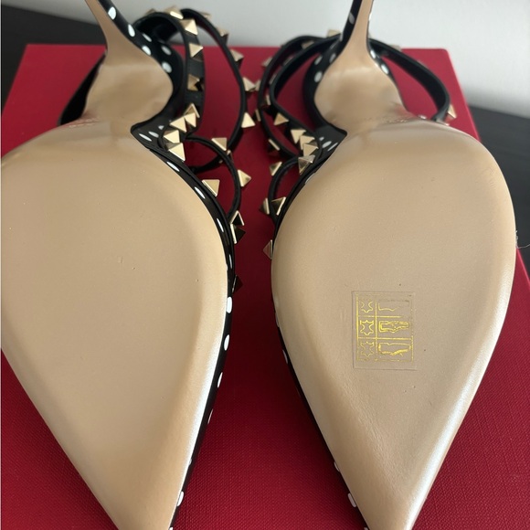 Very Elegant Valentino Garavani Classic Rockstud pumps! Brand new in box! 38.5 - Picture 10 of 16